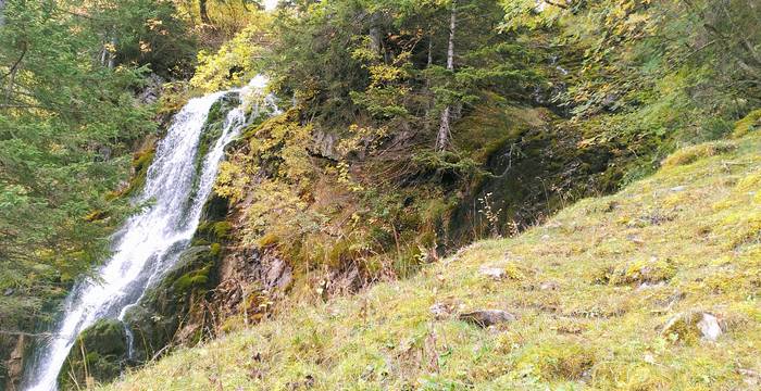 Schon kurz unterhalb des Quellaustritts bildet die Waldemme einen Wasserfall.